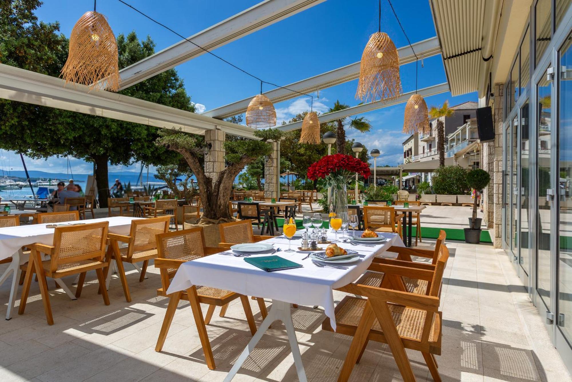 Hotel Adria Malinska Exterior photo