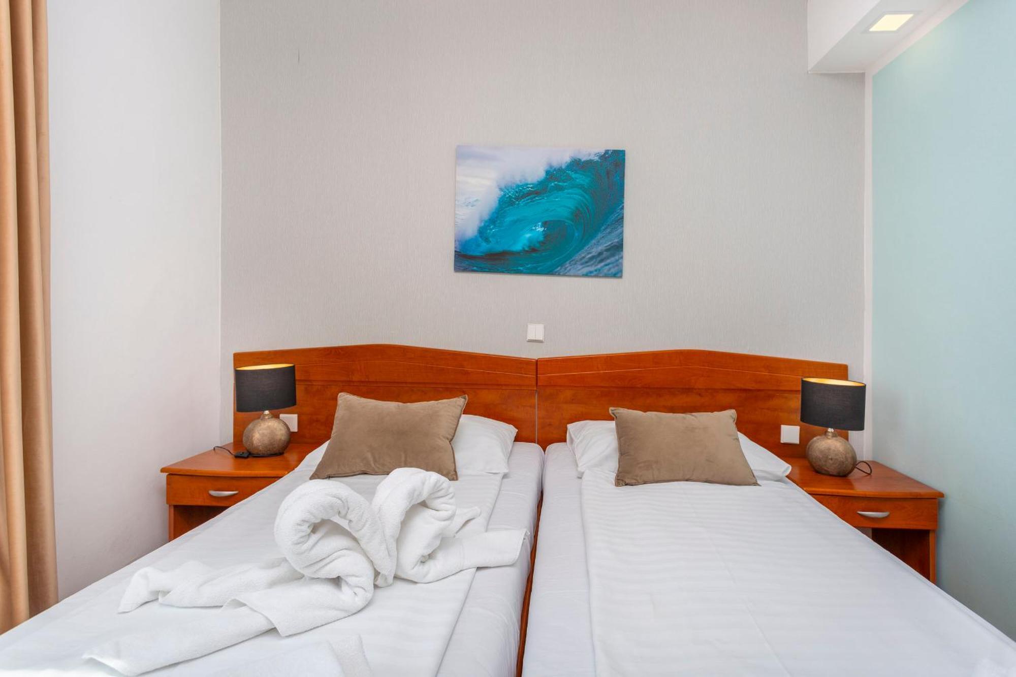 Hotel Adria Malinska Exterior photo